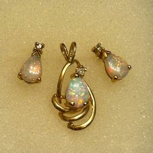 Beautiful set of 14k earrings and pendent with original diamonds.
 💎 💎